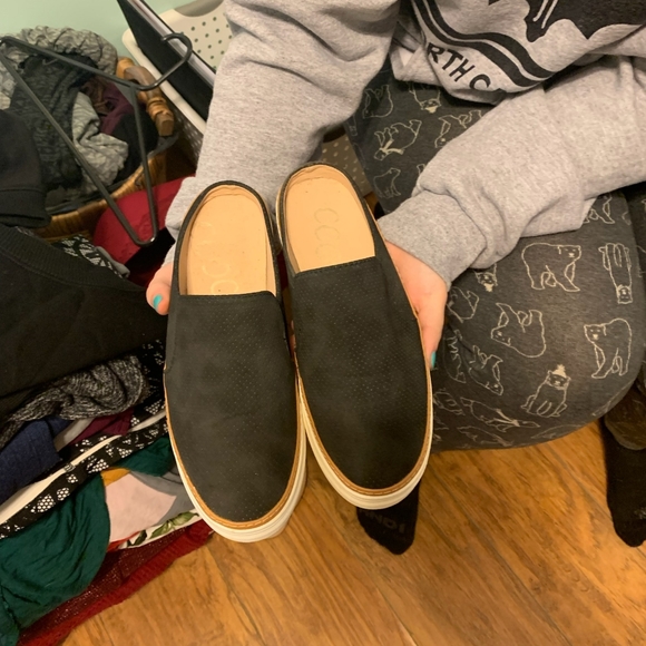 Shoes - Picture 3 of 4